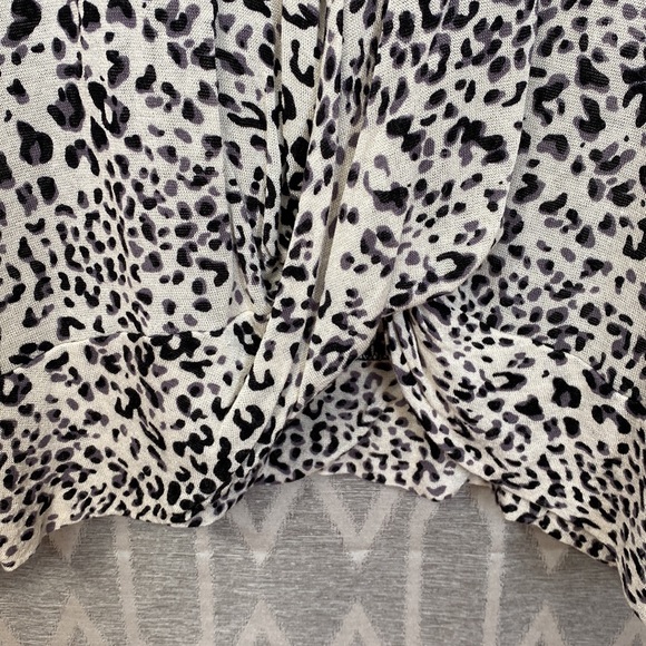 W5 Leopard Print V-Neck 3/4 Sleeve Gathered Hem Large - Picture 3 of 4